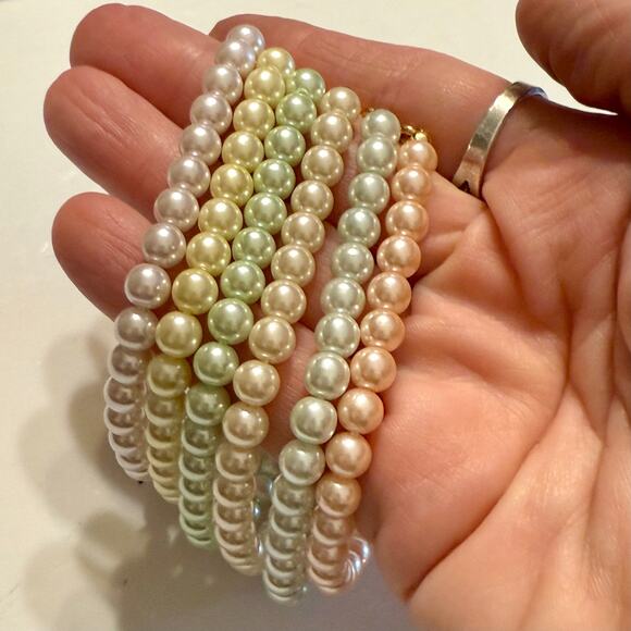 Vintage 90s Joan Rivers Pastel Pearl Six Strand Bracelet - Picture 4 of 10